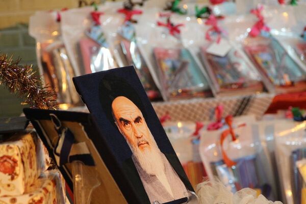 اهدا لوازم تحریر به دانش‌آموزان کم برخوردار در دبستان شهید خبره فرشچی ناحیه یک شهرری