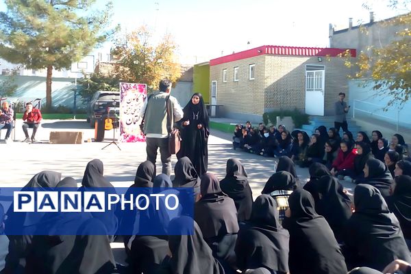 تئاتر خیابانی ارتفاعات الله اکبر در دبیرستان فاطمیه