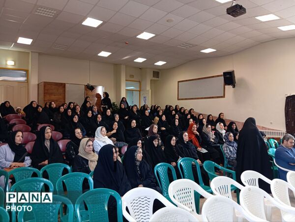  جلسه انجمن اولیا در دبیرستان نمونه اندیشه