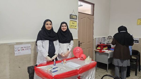بازدید مسئول پژوهش‌سرای دکتر حسابی از دستاوردهای دانش‌آموزان مدرسه شاهد شهید نوری