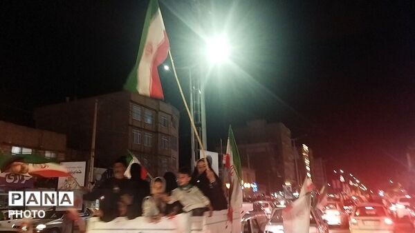 نیشابوری ها تا پایان جنگ  به  بلوار فضل با پرچم ایران  می آیند 