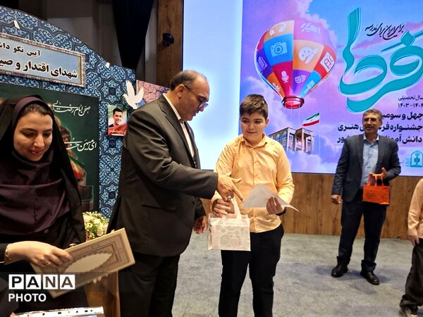 درخشش دانش‌آموزان منطقه ۳ در اختتامیه استانی جشنواره فرهنگی و هنری «امید فردا»