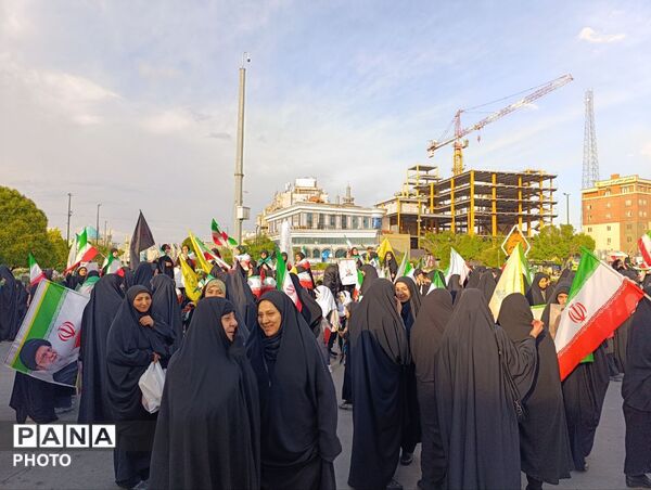 از کوچک تا بزرگ همه در چهلم رهبر شرکت کردند