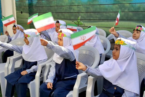 جشن شکفتن غنچه‌ ها، در دبستان مهرتابان بهارستان دو