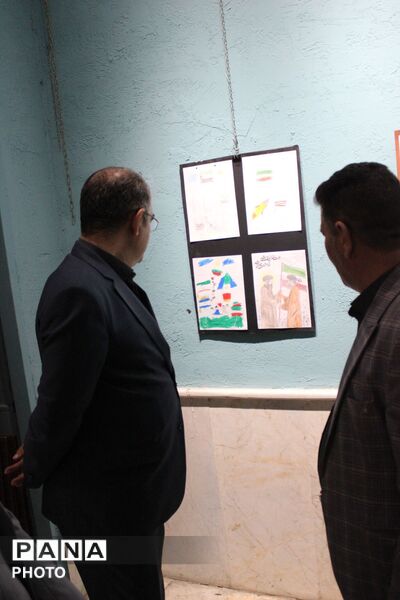 نمایشگاه آثار منتخب دانش‌آموزان با موضوع جنگ رمضان در مرند
