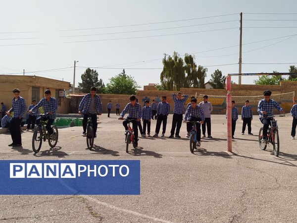  مسابقه دوچرخه سواری تعادلی در دبیرستان شهید داریوش جامه‌بزرگی ناحیه سه شیراز 