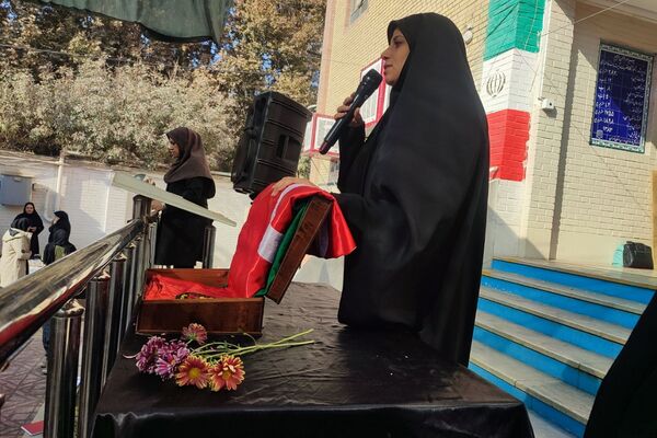 مراسم عزاداری فاطمیه با برکت پرچم امام حسین(ع) در مدرسه آیت‌الله خامنه‌ای