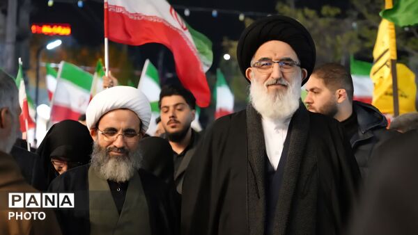 اجتماع و راهپیمایی امشب مردم فردیس زیر باران شدید 