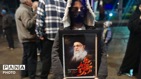 سی شب فراق، مردم غیرتمند و دلاور کوهدشت زیر بارش شدید باران دست از خیابان نکشیدند