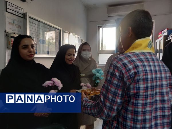 قدردانی پیشتازان دبیرستان باقریه از فرشتگان سفیدپوش در بیمارستان موسی بن جعفر(ع)