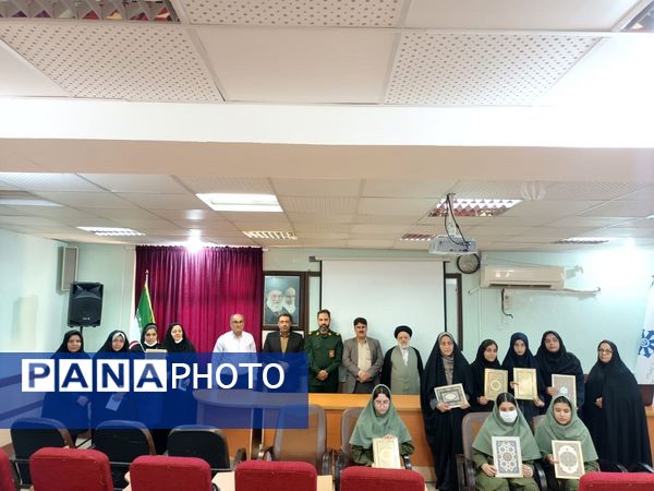 تقدیر از دانش‌آموزان برگزیده نمایشگاه دستاوردهای انقلاب اسلامی در دبیرستان طلایه داران شهید ناصری