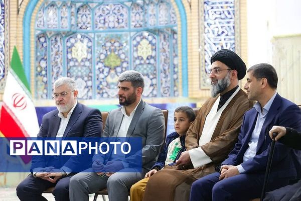 رئیس‌جمهور با خانواده شهدا در پیشوا دیدار کرد