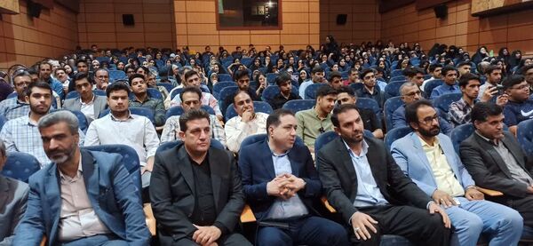 تجلیل از رتبه‌های برتر کنکور در بم