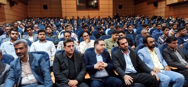 تجلیل از رتبه‌های برتر کنکور در بم