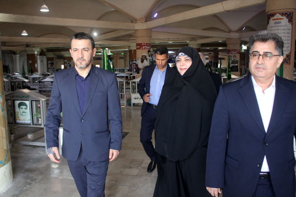 تجدید میثاق مدیرکل امور شاهد و ایثارگران وزارت آموزش و پرورش از شهدا در بوشهر