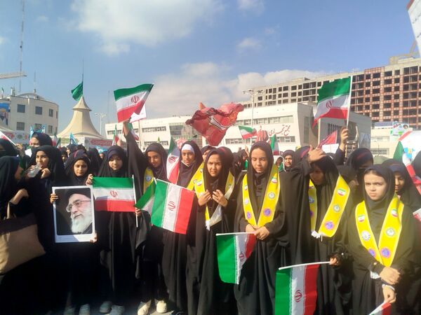 حضور پرشور دانش‌آموزان دبیرستان مهدی خدابنده در راهپیمایی ۱۳ آبان