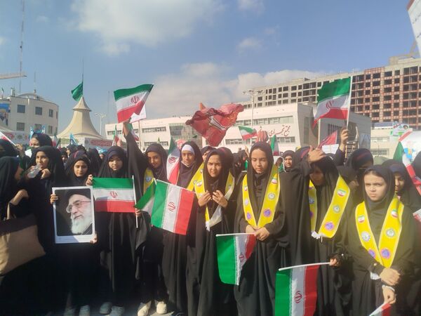 حضور پرشور دانش‌آموزان دبیرستان مهدی خدابنده در راهپیمایی ۱۳ آبان