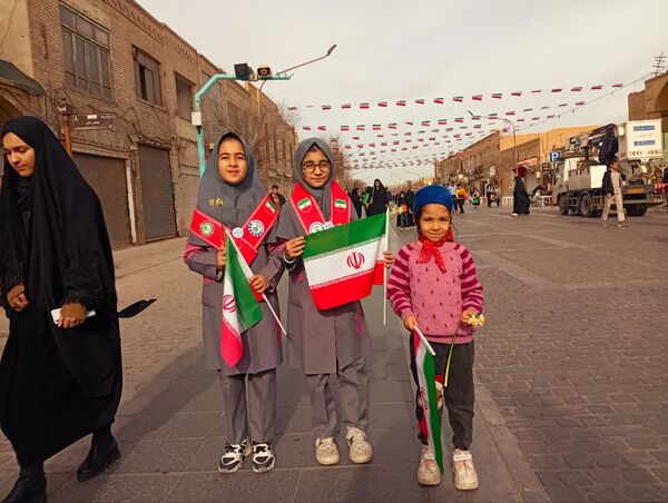 جلوه‌هایی از حضور پرشور دهه نودی‌ها در راهپیمایی ۲۲ بهمن در یزد
