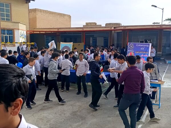 مسابقه «نجات تخم‌مرغ» در دبیرستان شهید بهشتی بهبهان