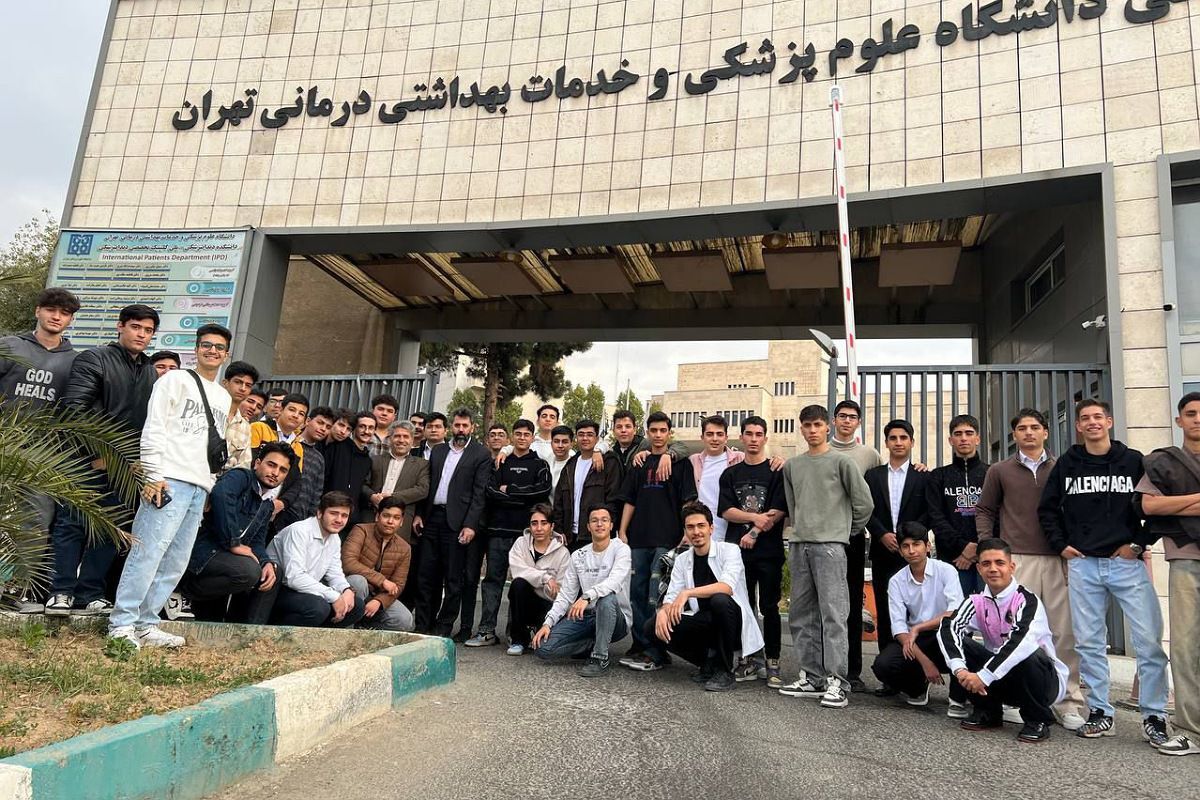 بازدید دانش‌آموزان دبیرستان شهدای علم‌ و فناوری بهارستان دو از دانشکده دندانپزشکی تهران 
