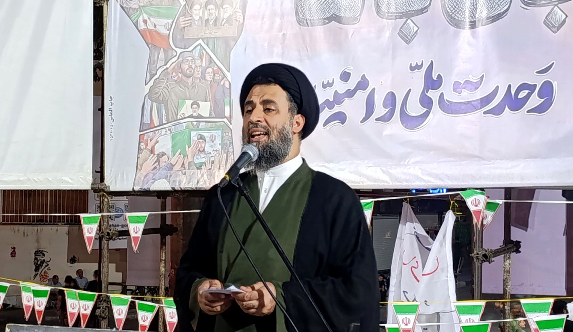 ملت ایران با وحدت و خودباوری در برابر دشمنان ایستاده است