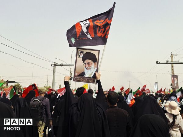 وداع پرشور نوجوانان با آقای شهید ایران 