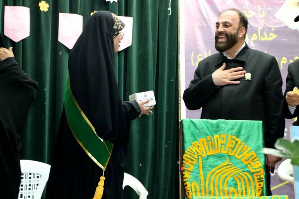 ۴۰۰ نفر از دختران پیشتاز بندرخمیر، پرچم امام مهربانی را به آغوش کشیدند