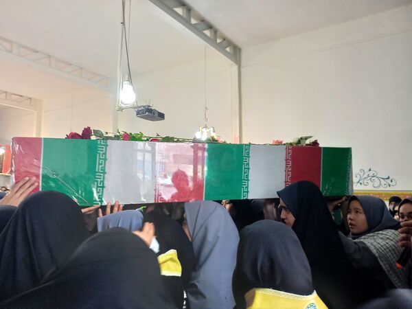 استقبال گرم دانش آموزان از پیکر شهید گمنام در دبیرستان امجدی یک ناحیه ۵ 