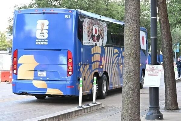 حادثه برای کاروان ژاپن در مسیر جام جهانی/ اتوبوس سامورایی‌ها تصادف کرد