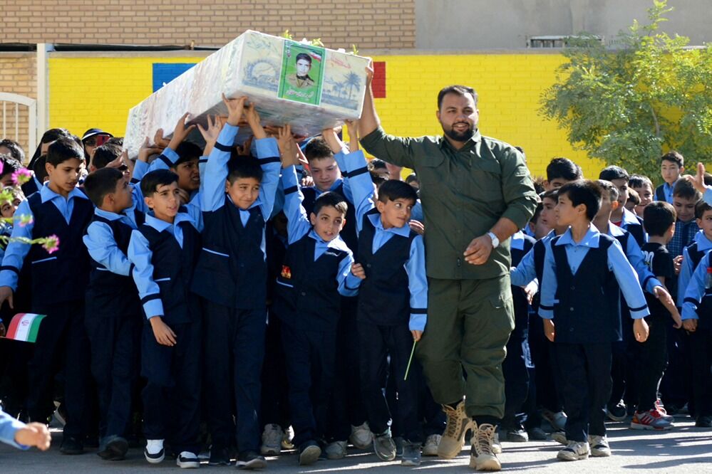 حضور پیکر شهید دانش‌آموز زینت بخش مدارس نجف‌آباد 