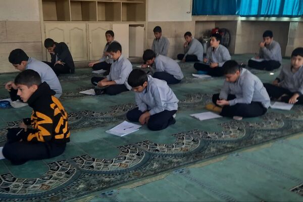   برگزاری امتحانات در دبیرستان هیات امنایی رازی 
