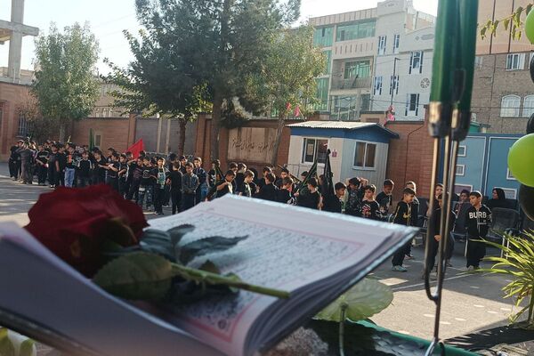 طنین نوای عشق و عزا؛ مراسم عزاداری دهه دوم فاطمیه در مدارس بهارستان‌دو
