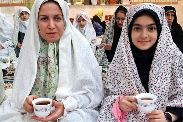ضیافت افطار مادر و دختری دبستان ابوالحسن الوندی 