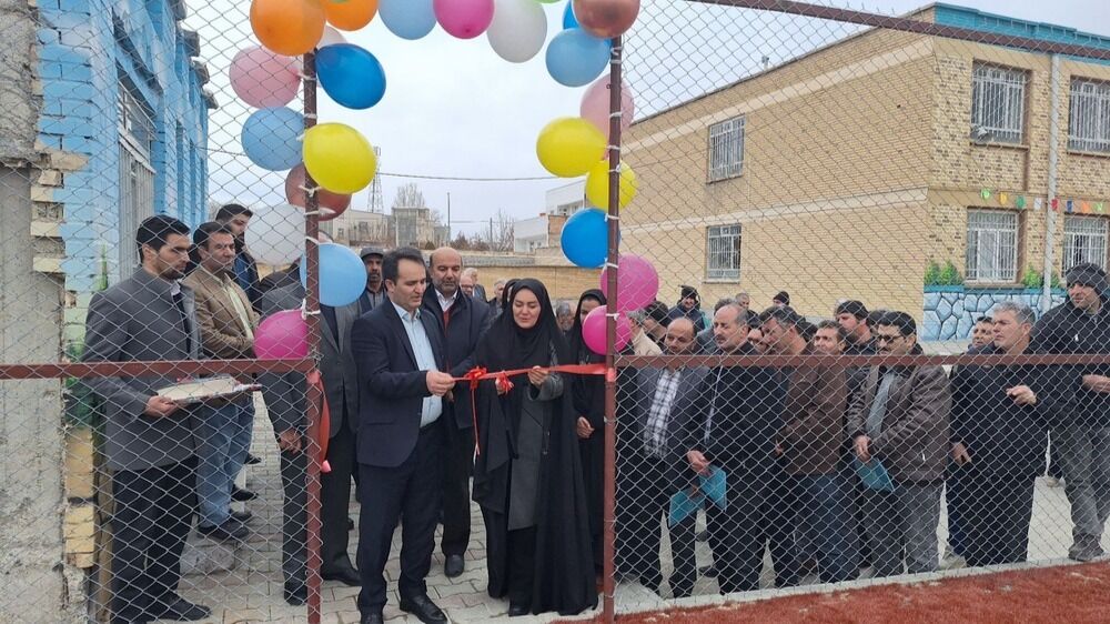 افتتاح زمین چمن مصنوعی در منطقه شبستر در قالب «طرح میدان همدلی» است
