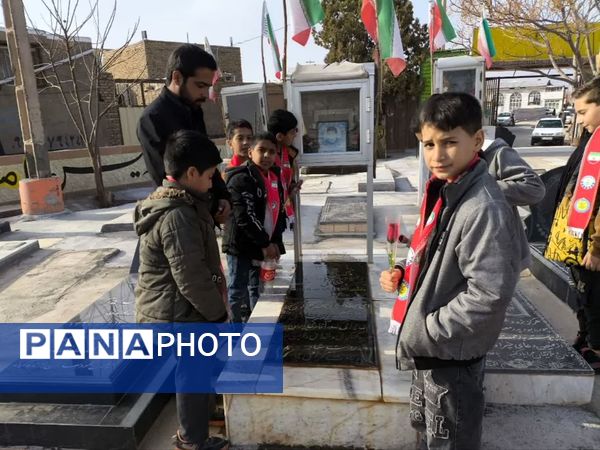 غبارروبی مزار شهدا توسط دانش‌آموزان دبستان شهید پسندیده فدافن