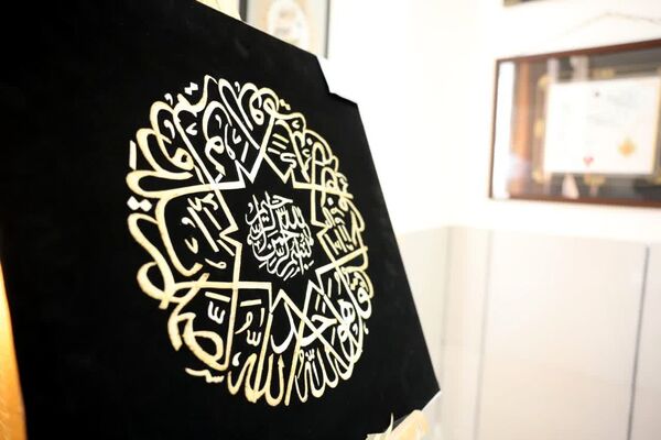 بازدید مدیر کل میراث فرهنگی، گردشگری و صنایع دستی فارس از نمایشگاه آثار هنرمندان در رشته های تابلو فرش و سفال