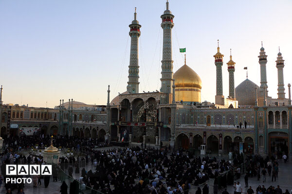 اهتزاز پرچم عزا بر فراز گنید حرم حضرت فاطمه معصومه(س)