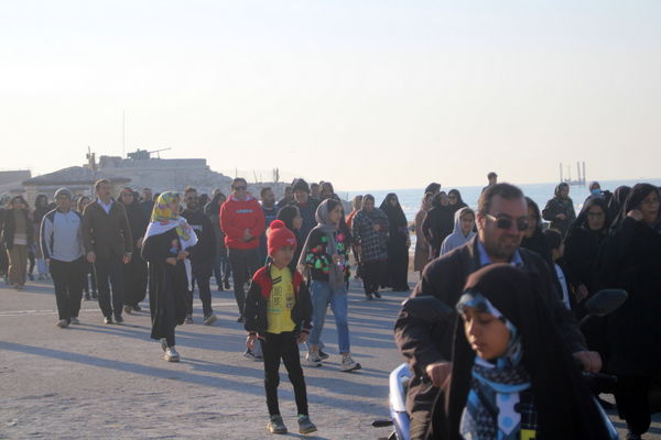 پیاده‌روی خانوادگی در روستای هلیله شهرستان بوشهر 