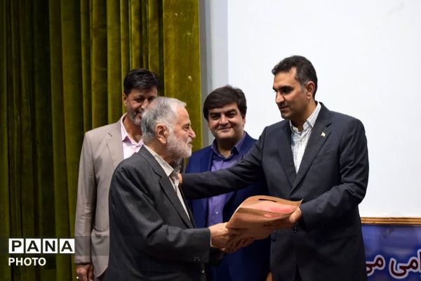 تجلیل از مدیران ۴۰ سال آموزش و پرورش اردکان