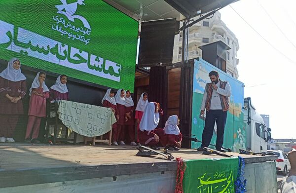 جشن و سرور با نمایش عروسکی و مسابقه در مدرسه شهید ابراهیم تنیده 