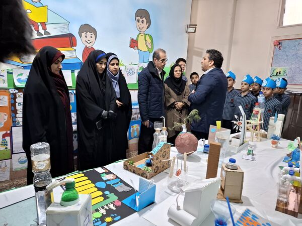 نمایشگاه دست سازه‌های دانش‌آموزان در دبستان هیأت امنایی ملاصدرا 
