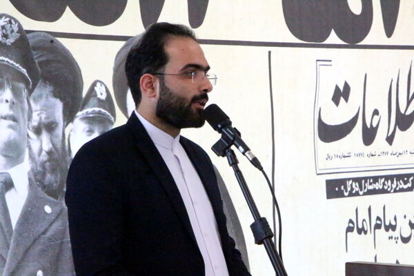 مراسم نمادین استقبال از امام خمینی (ره) در فرودگاه یزد 
