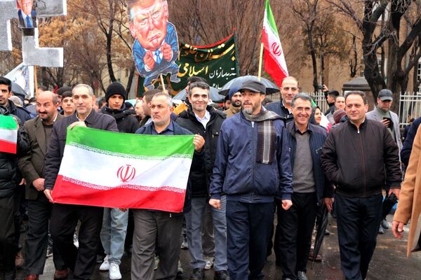 خلاقیت و نشاط دانش‌آموزی در غرفه‌های آموزش و پرورش در مسیر راهپیمایی ۲۲ بهمن