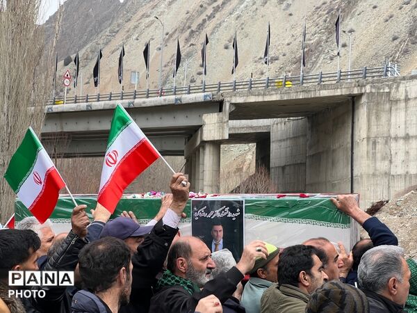 تشییع پیکر شهید دانشمند محمدرضا کیا بر دستان مردم کرج 
