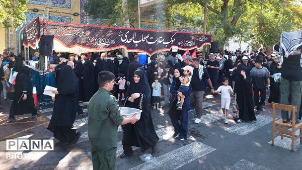 بدرقه باشکوه پیکر رهبر شهید روی دستان پرمهر ملت