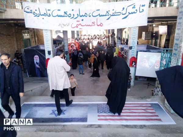 حماسه‌ حضور در شهرکرد؛ از صفوفِ نماز تا غرفه‌هایِ خدمت
