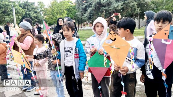آسمانِ پارک فرهنگیان بناب زیر باران بادبادک‌های رنگی