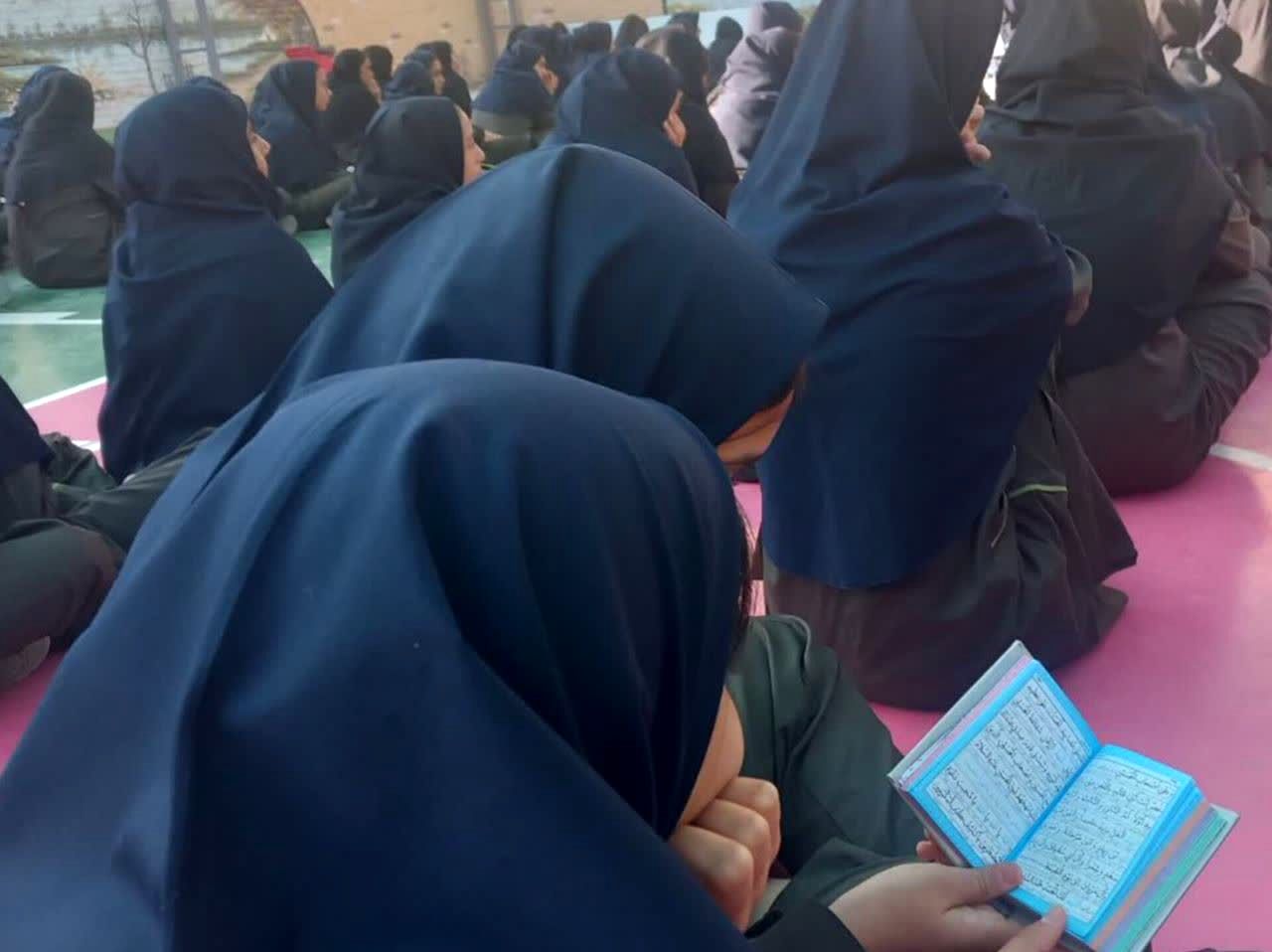 اولین صبحگاه معنوی سال تحصیلی در دبیرستان عفت یزد