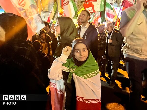 ایمان و مشت گره کرده،نماد مقاومت است