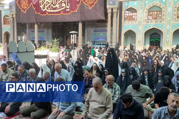 حضور مدیر آموزش و پرورش ناحیه دو شهرری در کنار دانش آموزان در نماز جمعه 